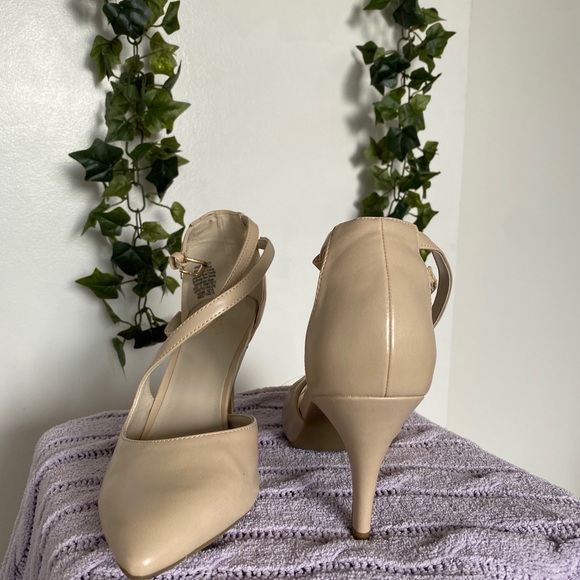 Apt.9 creme pointed heels, size 8 - Picture 3 of 3